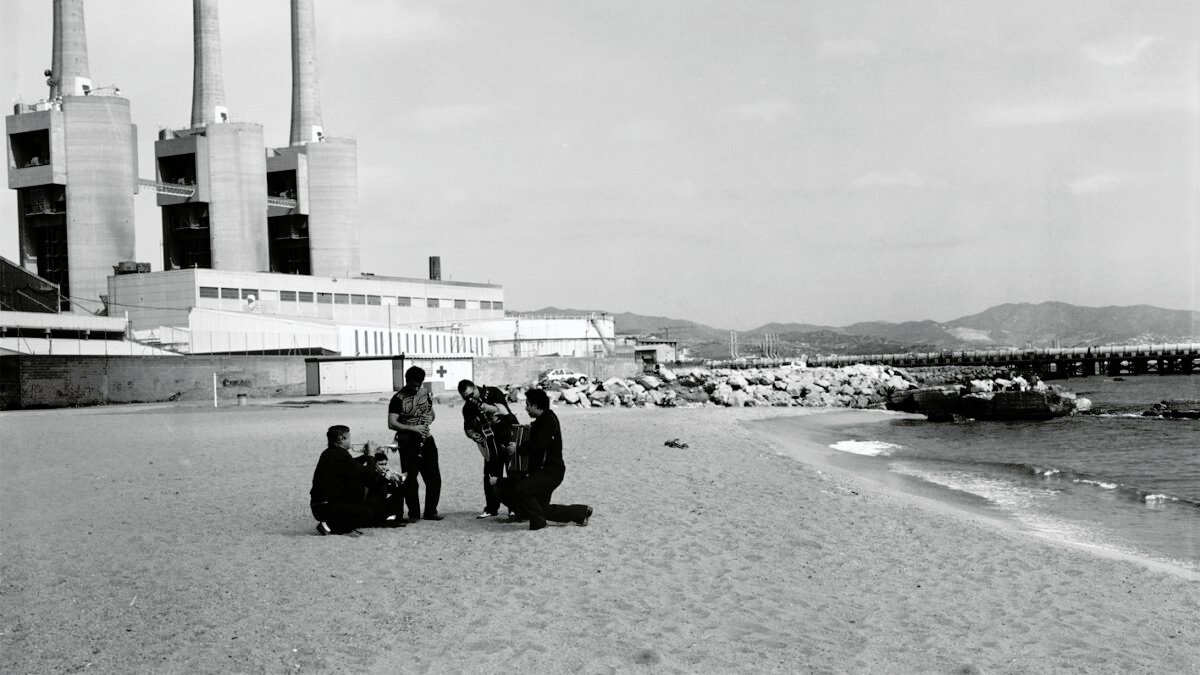 <span class="numbwork">2271</span > <span class="bullwork">•</span > Una historia industrial (Músicos en la playa)