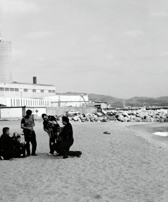 <span class="numbwork">2271</span > <span class="bullwork">•</span > Una historia industrial (Músicos en la playa)