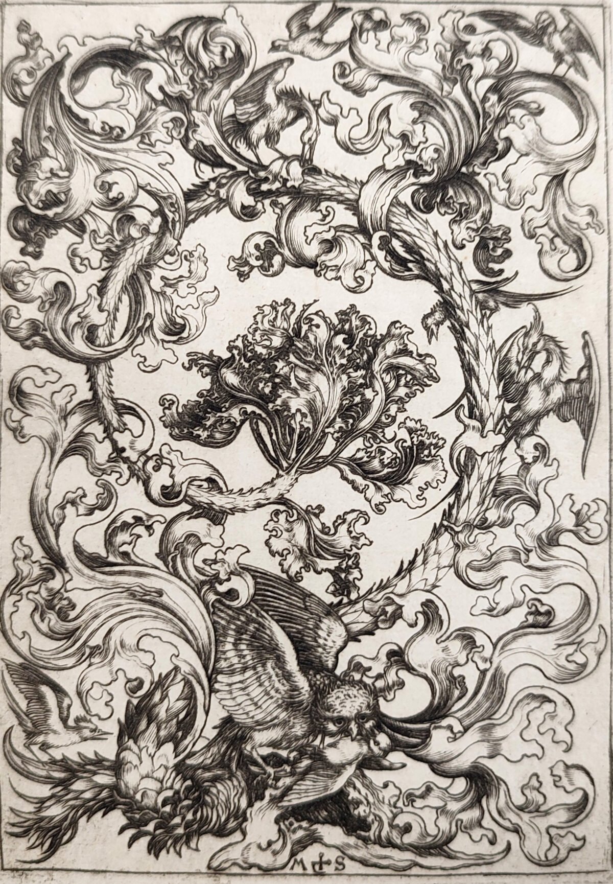 <span class="numbwork">0657</span > <span class="bullwork">•</span > Adorno con búho rodeado por pájaros diurnos