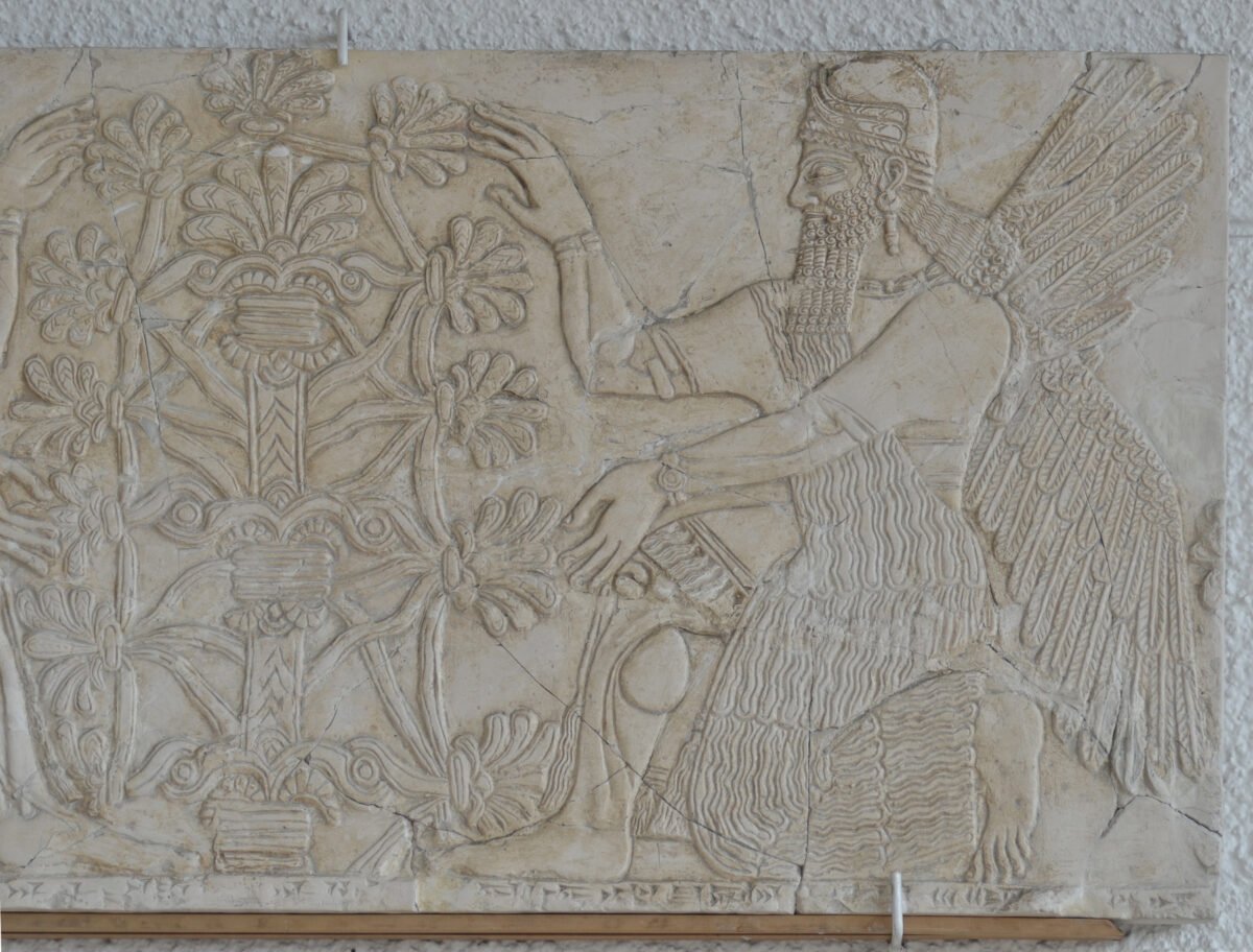 <span class="numbwork">1717</span > <span class="bullwork">•</span > Árbol sagrado entre dos genios alados - Image 3