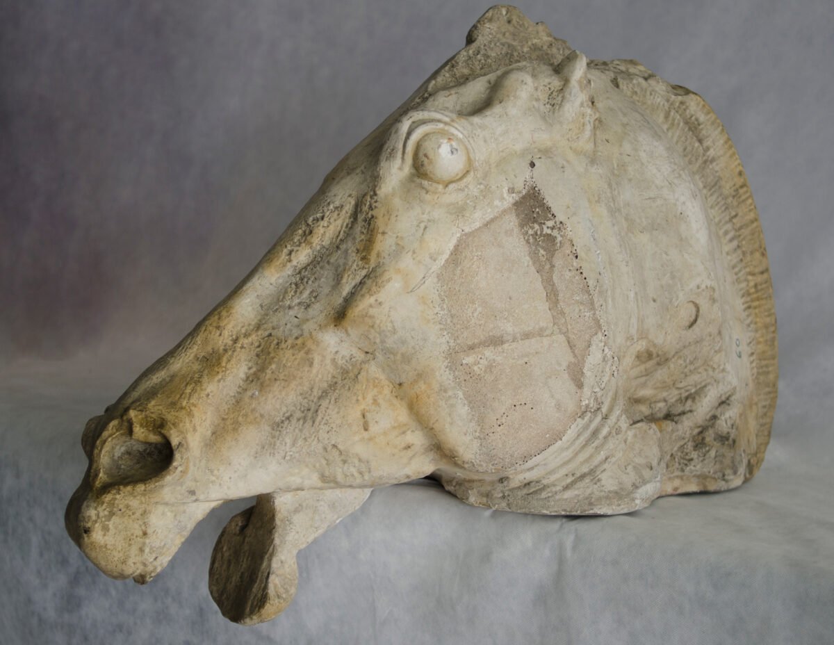 <span class="numbwork">1763</span > <span class="bullwork">•</span > Cabeza de uno de los caballos de la carroza de Selene (luna)