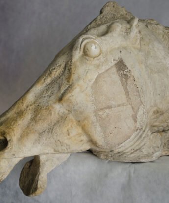 <span class="numbwork">1763</span > <span class="bullwork">•</span > Cabeza de uno de los caballos de la carroza de Selene (luna)