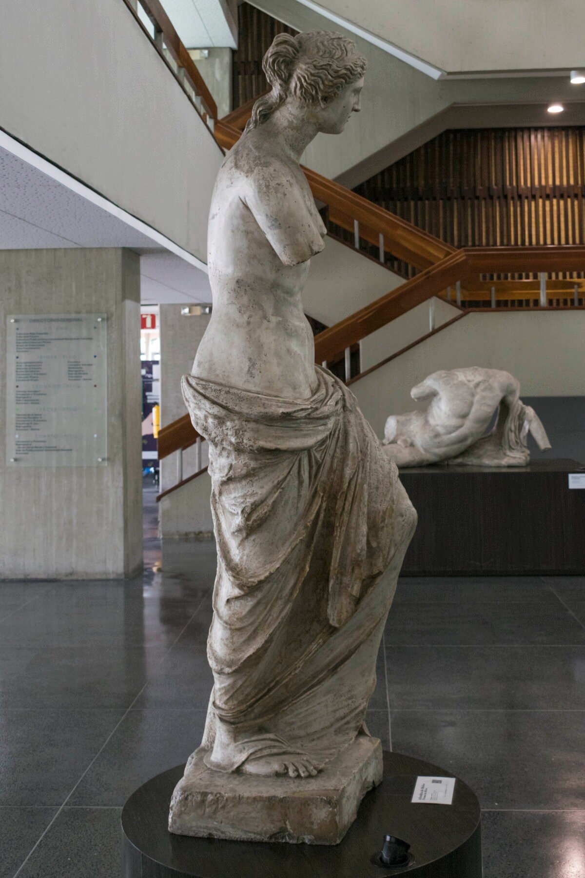 <span class="numbwork">1779</span > <span class="bullwork">•</span > Afrodita de Melos (Venus de Milo) - Image 8