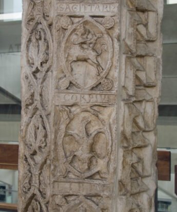 <span class="numbwork">1826</span > <span class="bullwork">•</span > Columna octogonal de Souvigny (Columna del zodiaco)